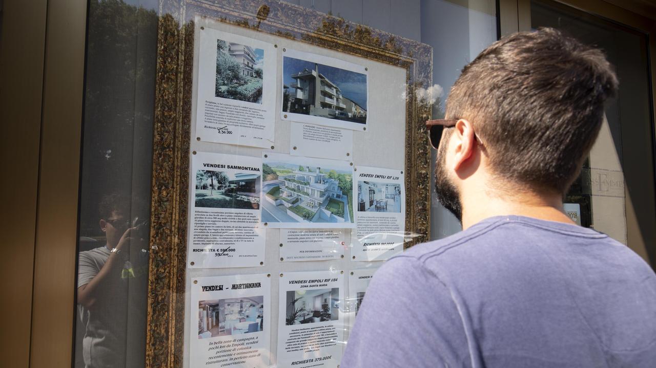 Una bacheca con gli annunci immobiliari (foto d’archivio)