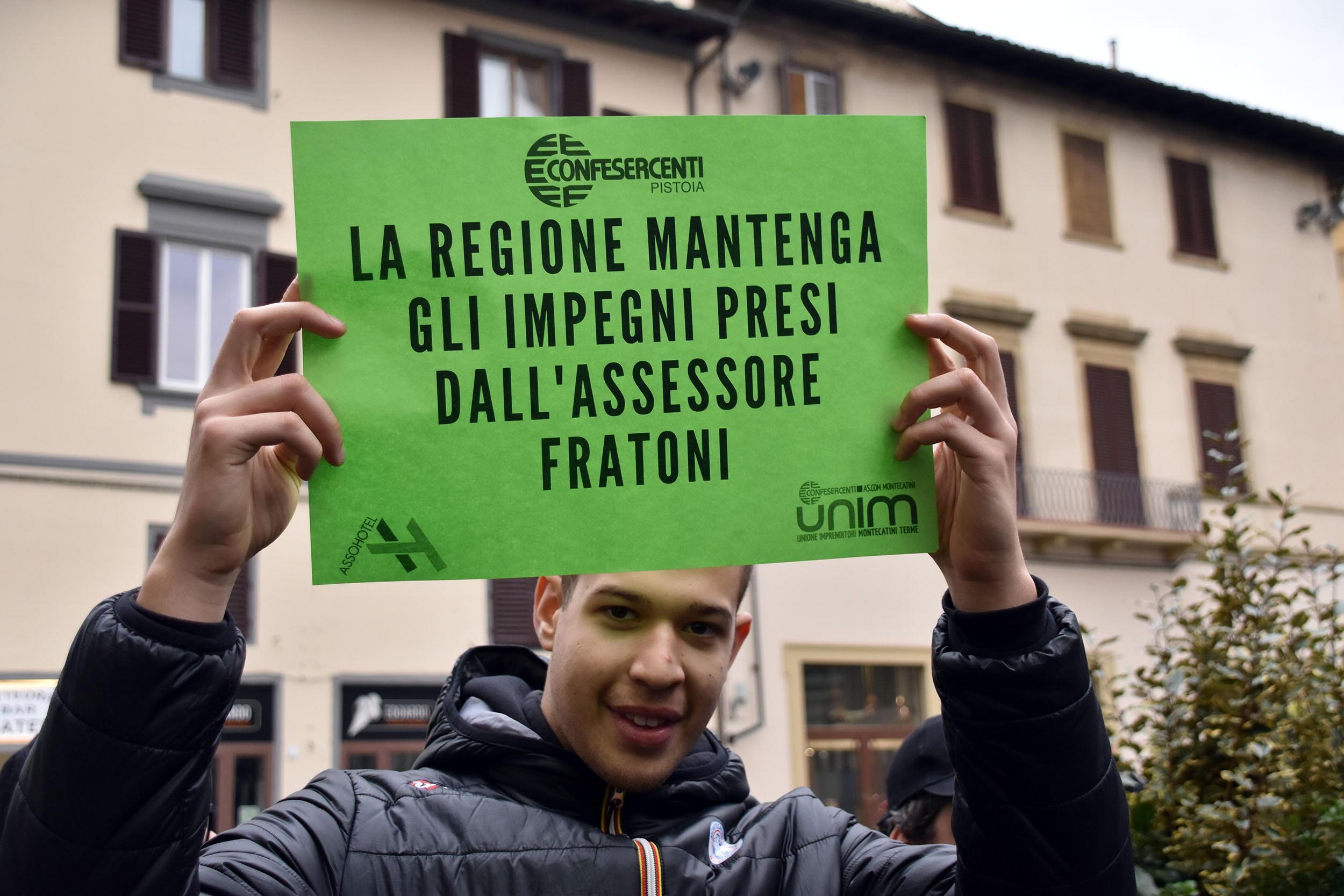 Un cartello alla manifestazione di Firenze (Foto Nucci)