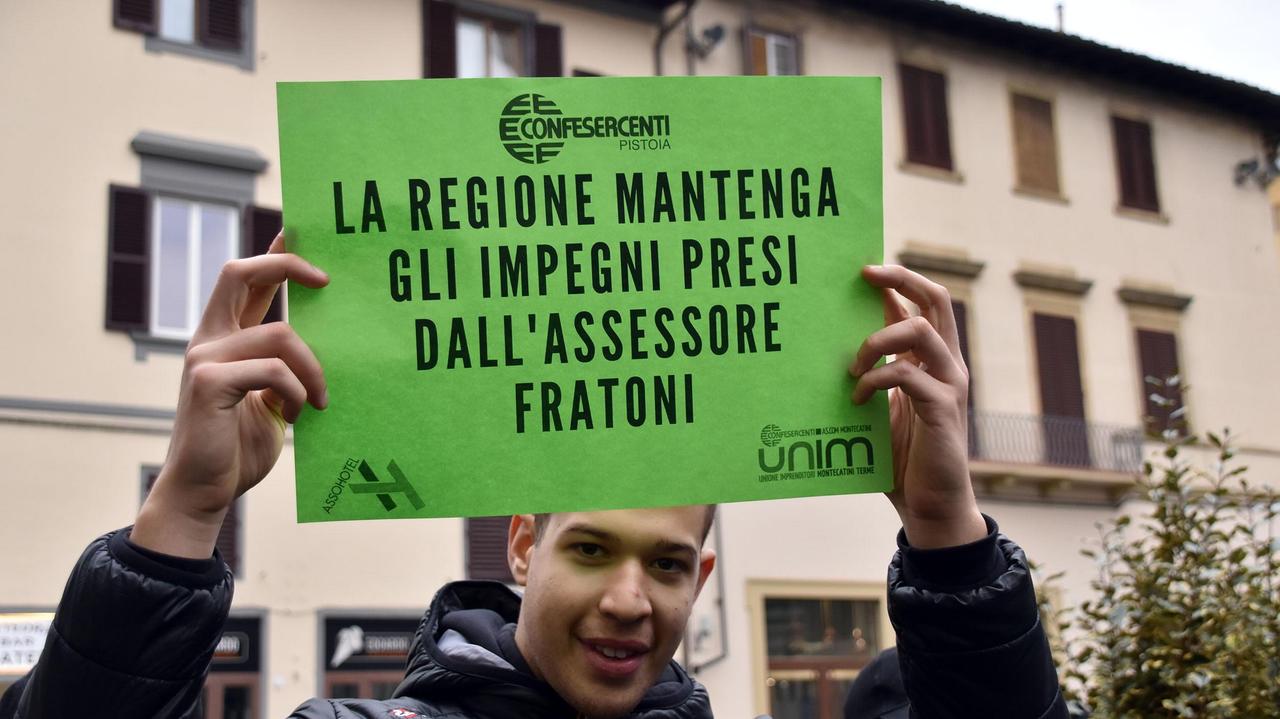 Un cartello alla manifestazione di Firenze (Foto Nucci)