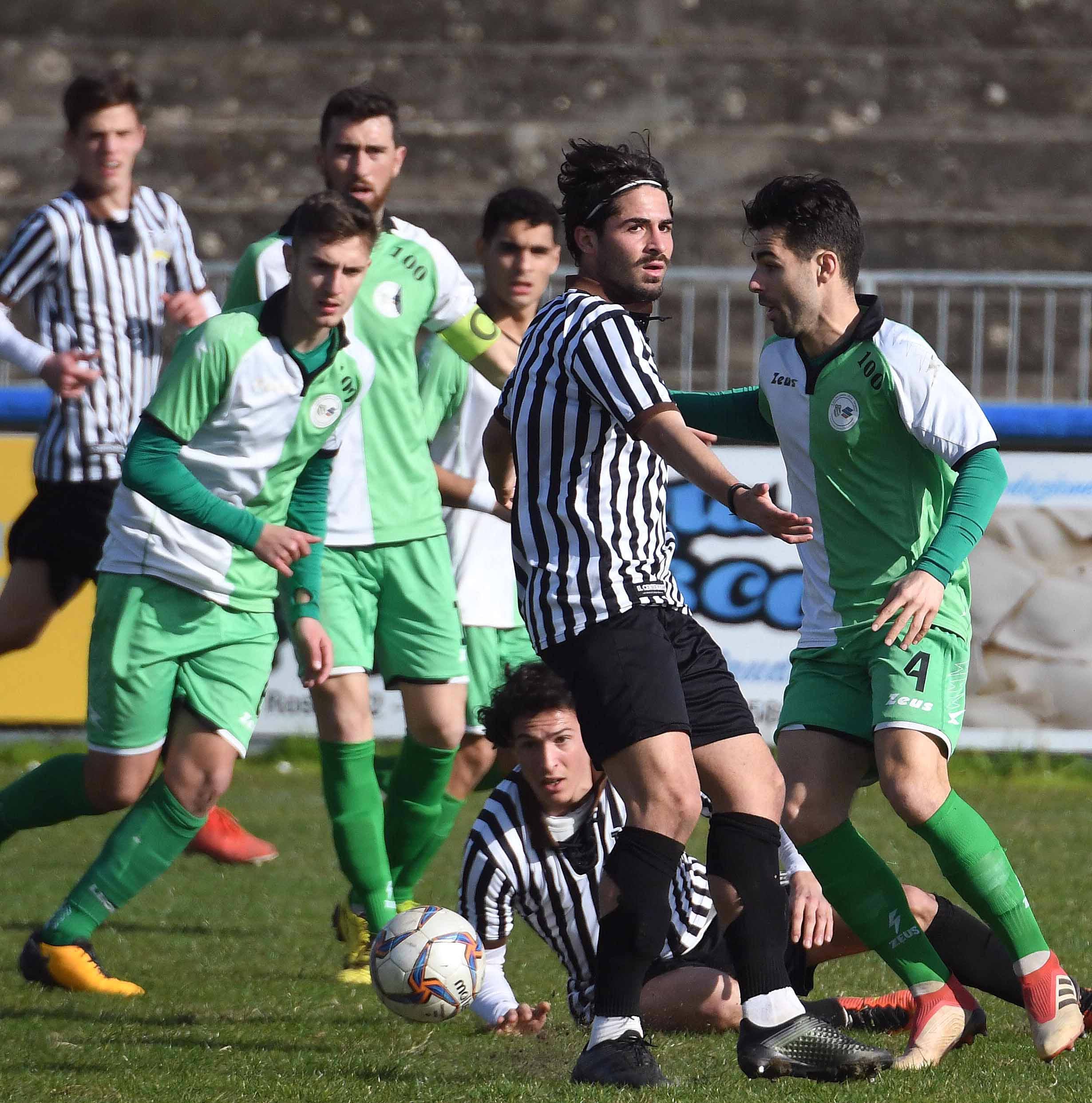 Uno scontro a centrocampo durante la partita