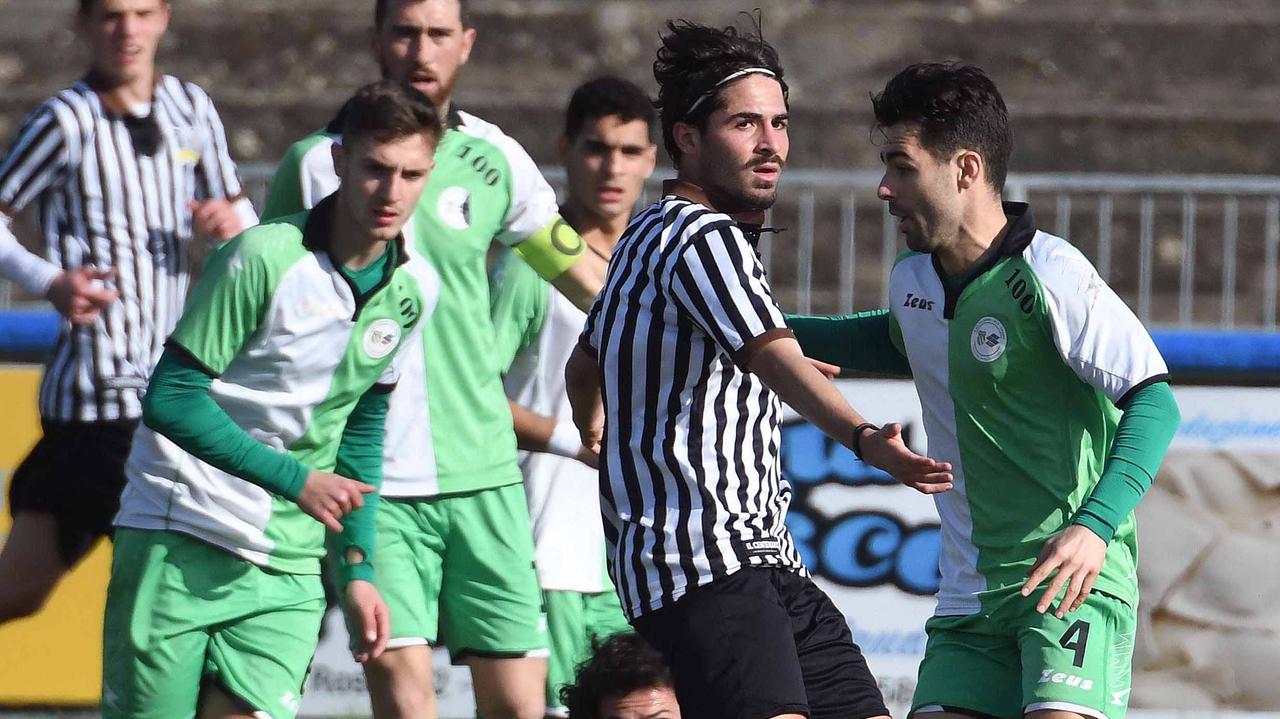 Uno scontro a centrocampo durante la partita