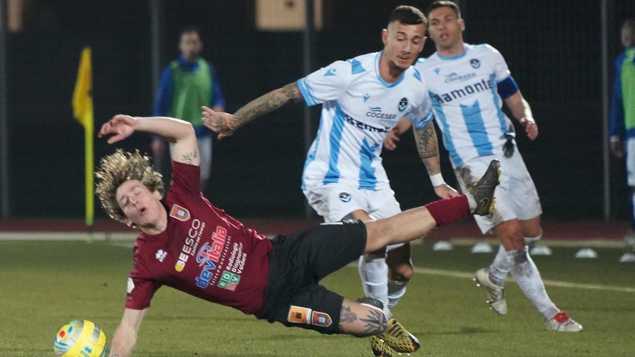 Il giocatore del Pontedera, Mariano Bernardini, a terra durante l'incontro con la Giana Erminio allo stadio Mannucci
