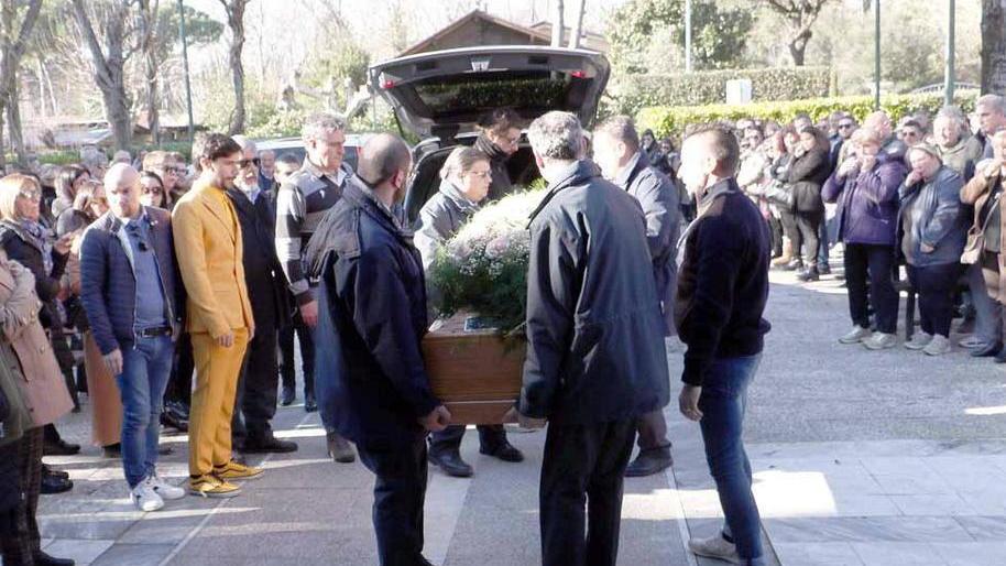 A Poveromo i funerali della giovane colpita da malore. «Ora la nostra Giulia danzerà tra le nuvole»