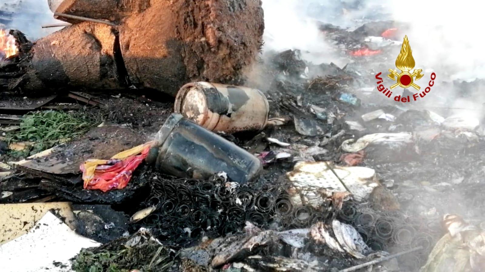 Cagliari, nuovo rogo nel campo rom sulla 554: aria irrespirabile