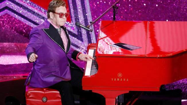 Elton John ferma concerto, ha polmonite