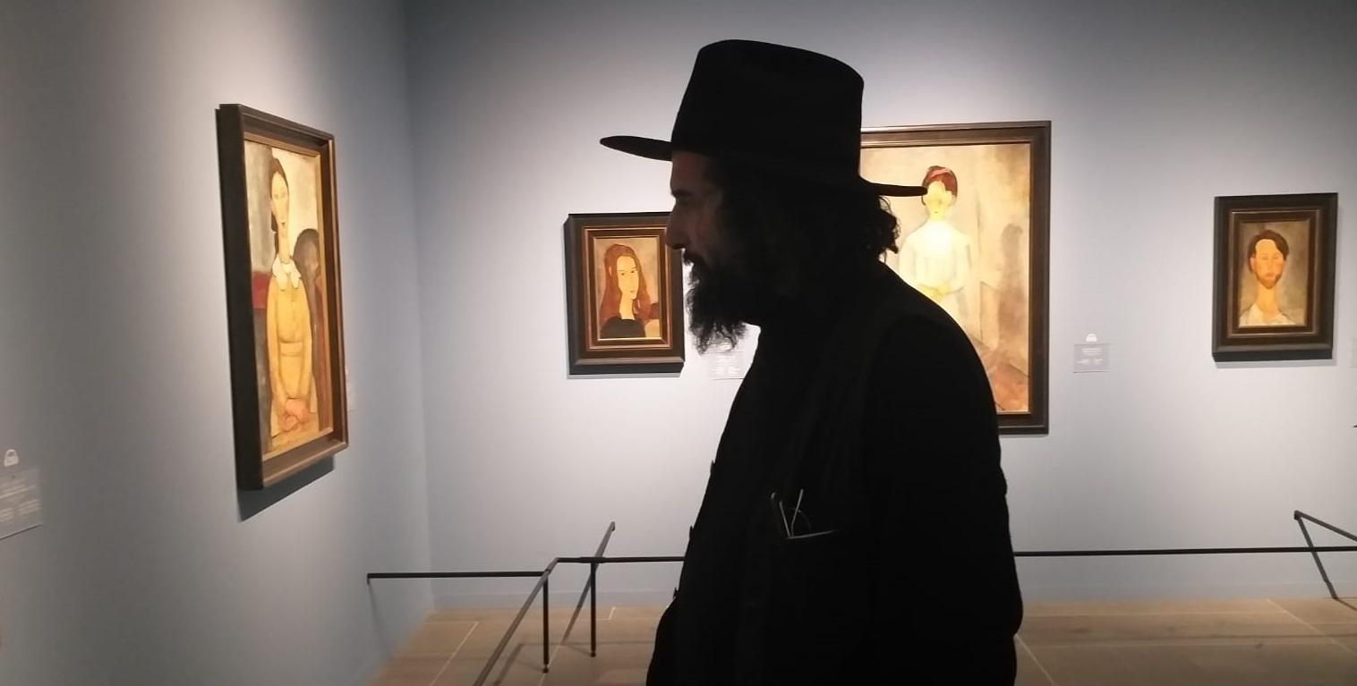 Vinicio Capossela davanti ai quadri di Modì