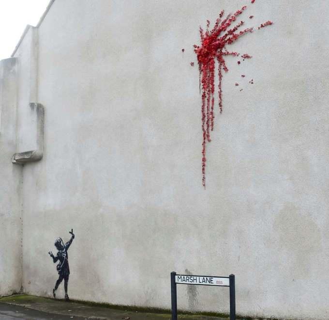 Una scritta sfregia il “Cupido” di Banksy a Bristol 