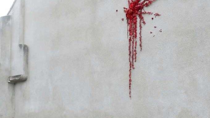 Una scritta sfregia il “Cupido” di Banksy a Bristol
