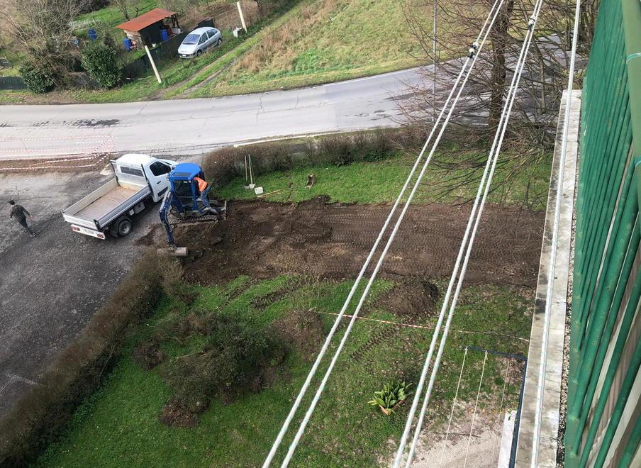 «La pista ciclabile ha sventrato il giardino di un condominio»