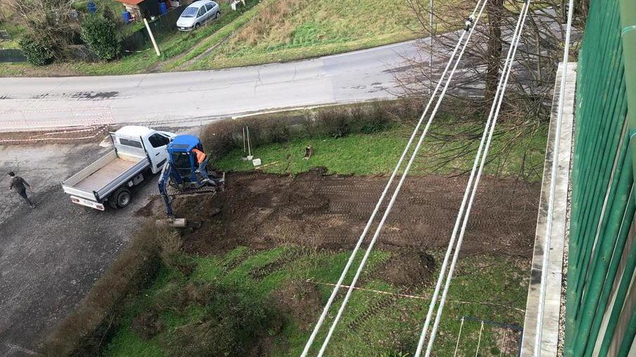 «La pista ciclabile ha sventrato il giardino di un condominio»