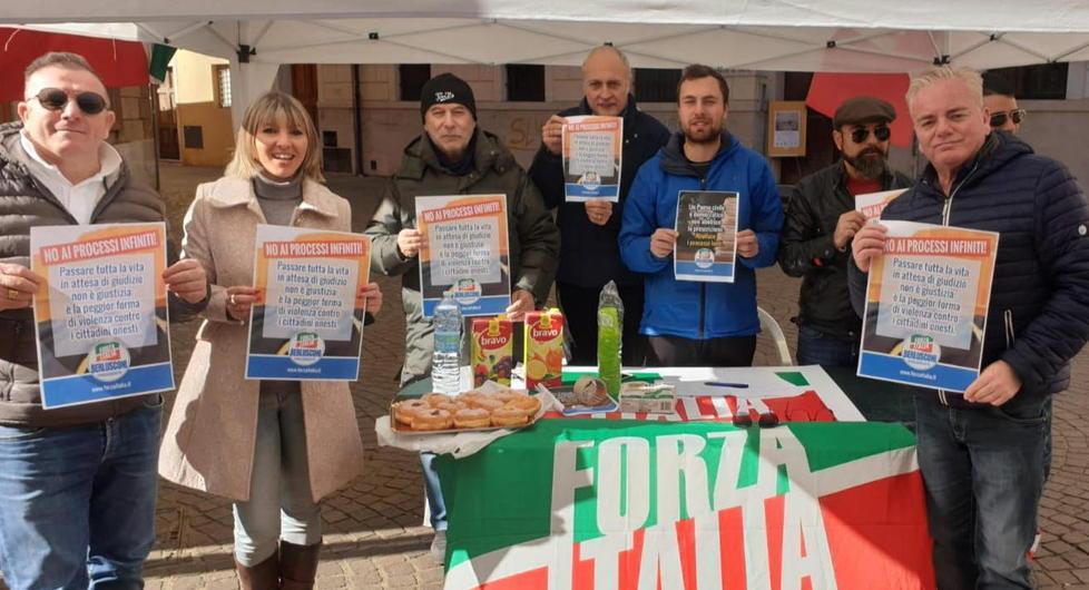 Al gazebo di Forza Italia il no alla prescrizione «Accorciare i tempi»