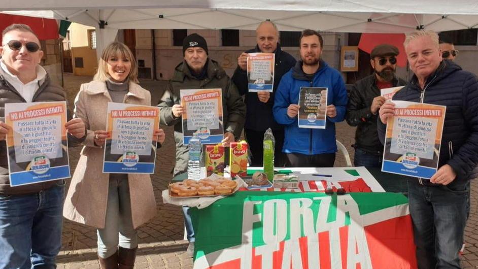 Al gazebo di Forza Italia il no alla prescrizione «Accorciare i tempi»