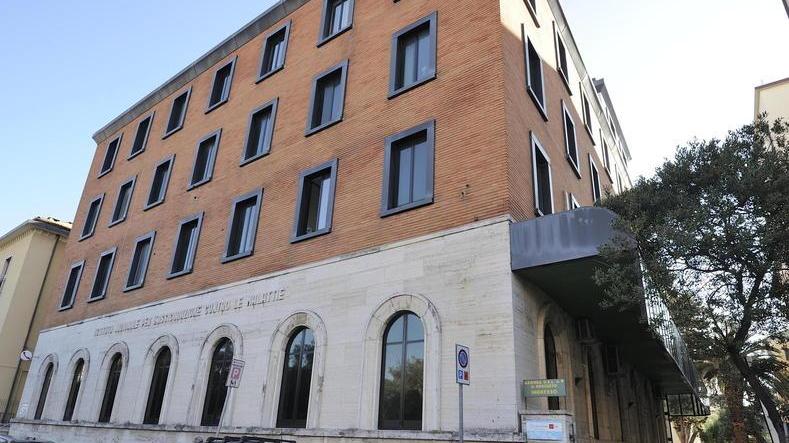 Odissea per i pazienti «Curarsi i denti all’Asl è impresa impossibile»