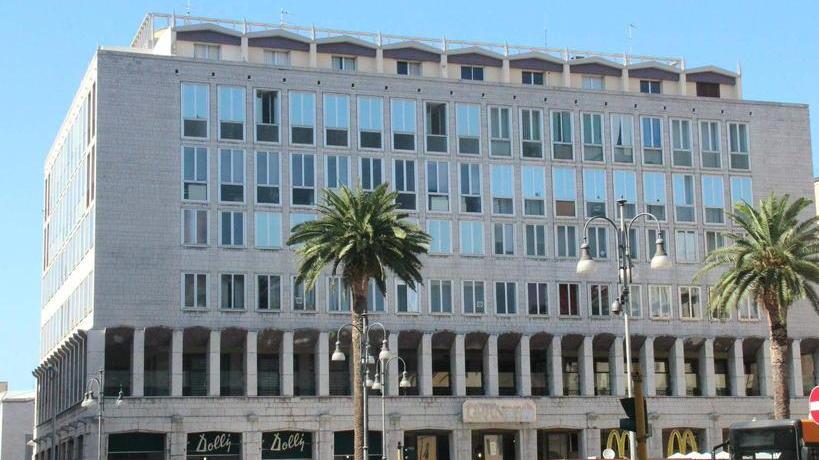 «Demolirlo e recuperare gli spazi. No, deve diventare la sede dell’orgoglio labronico»