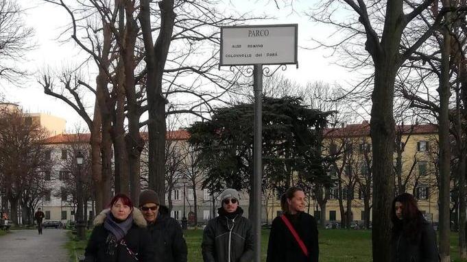Cartello ricordo e tutti al lavoro per l’anziano che puliva il parco
