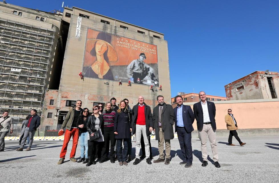 Dedo gigante dal silos saluta la città e le navi