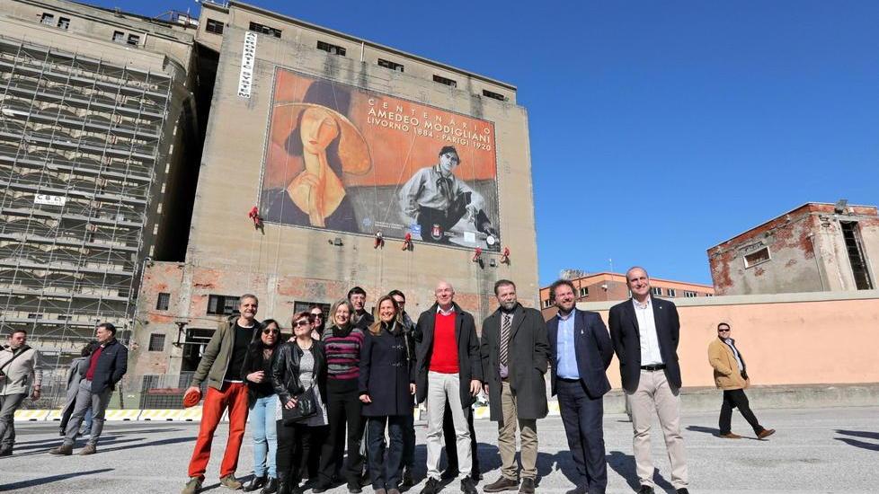 Dedo gigante dal silos saluta la città e le navi