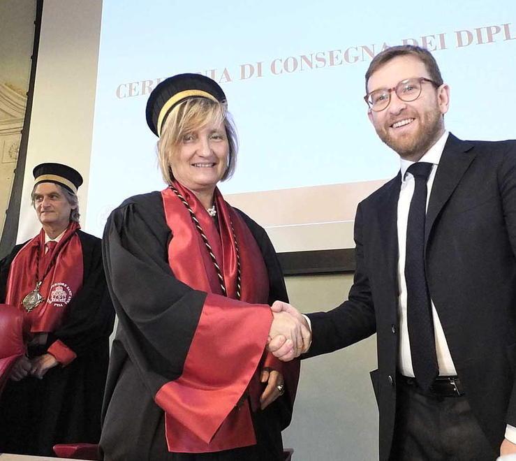 Il ministro al S.Anna suona la chitarra 