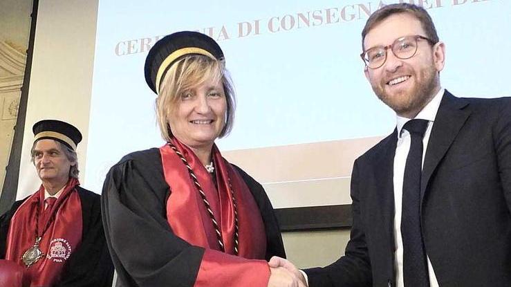 Il ministro al S.Anna suona la chitarra
