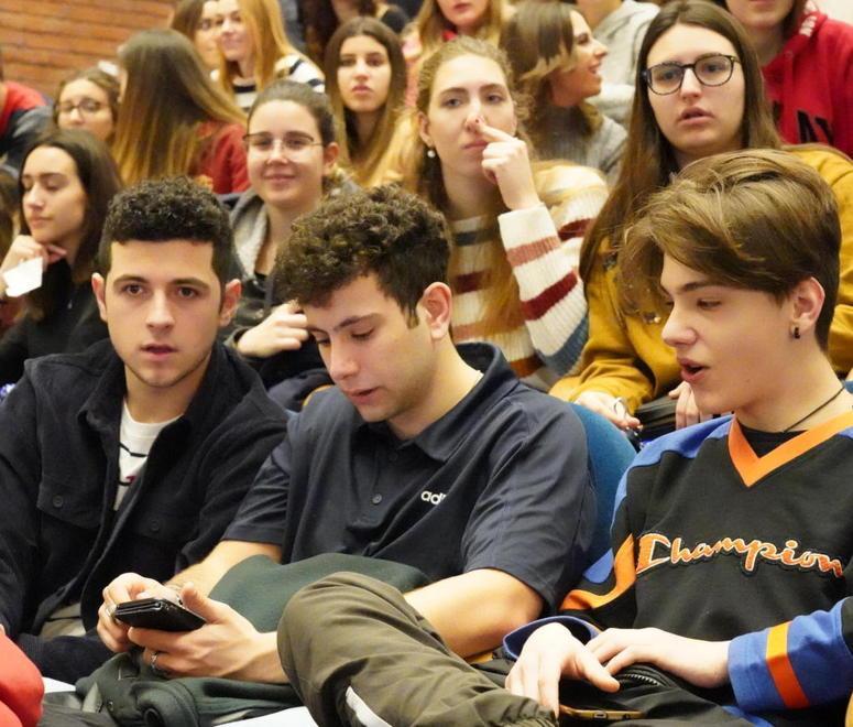 Costituzione, borracce e progetti per l’avventura nel mondo degli adulti: «Siete il nostro futuro» 