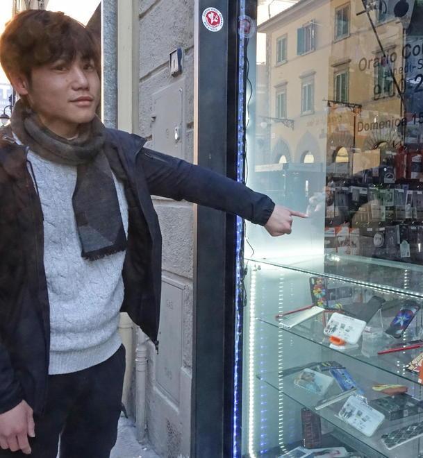 Vandali sfregiano le vetrine dei negozi del centro storico 
