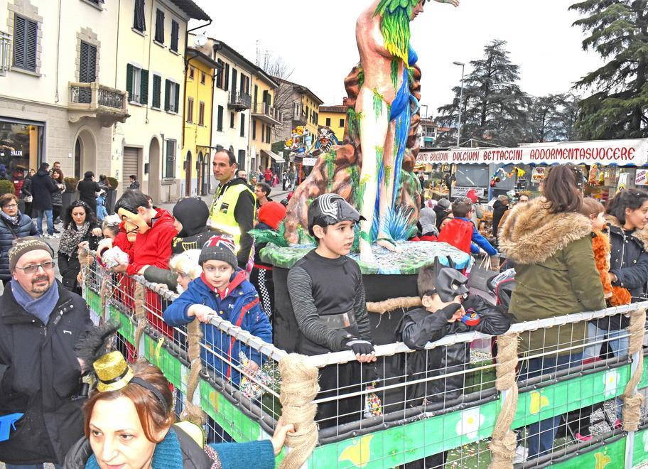 Carnevale, seconda uscita in piazza della Resistenza 