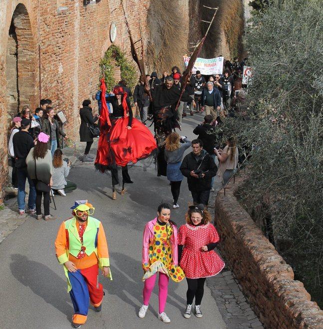 Torna il Carnevale nel borgo medievale tra clown e trampolieri