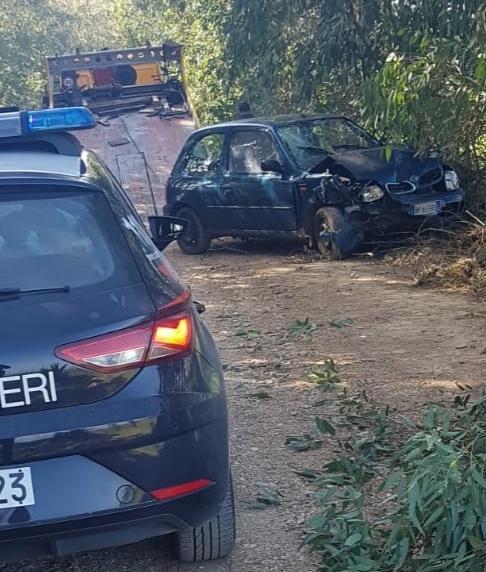 Auto fuori strada due feriti gravi
