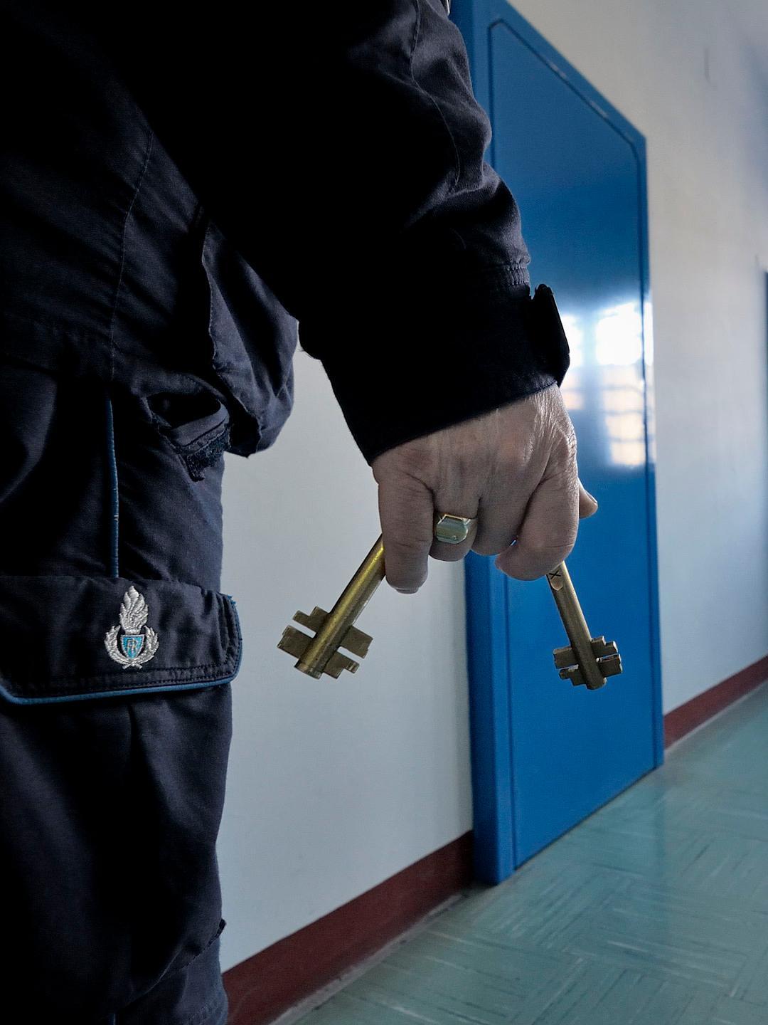 Porta la droga al compagno detenuto 