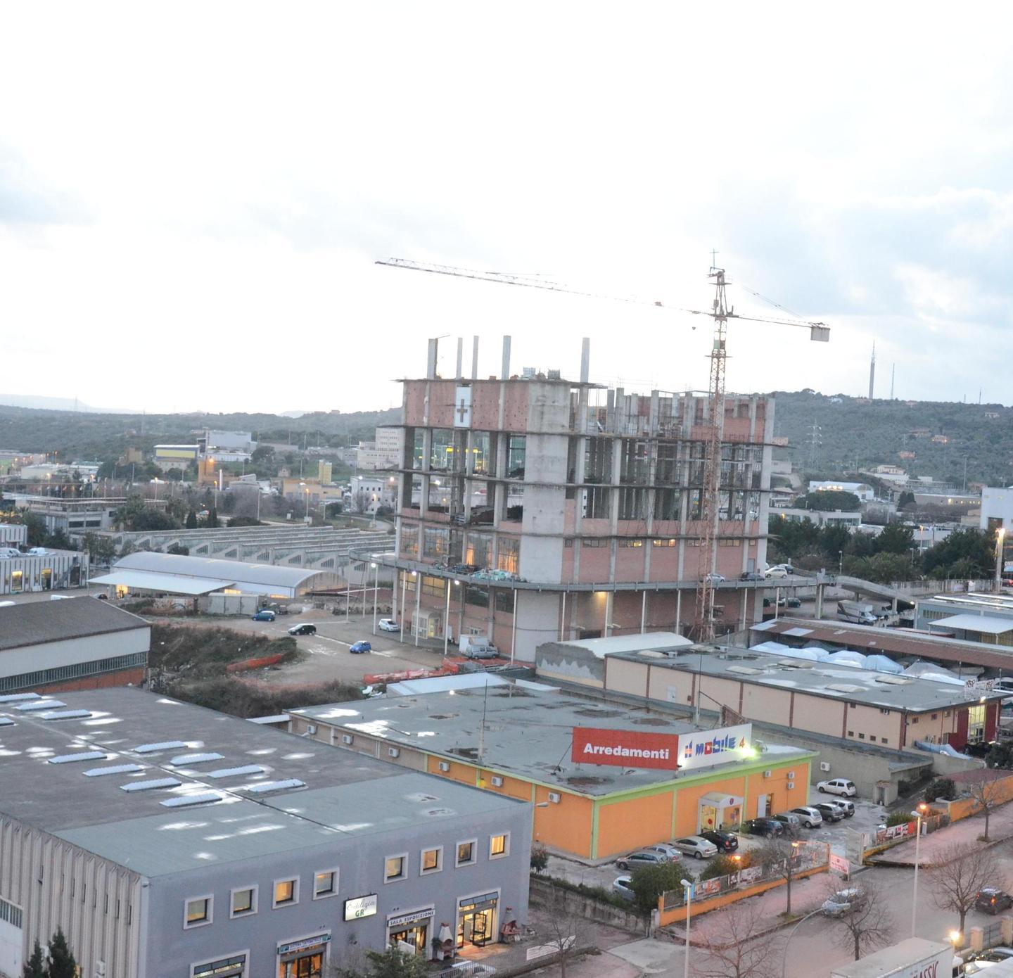 Il cemento di Ombra e il destino fatiscente della “Casa dei Topi” 