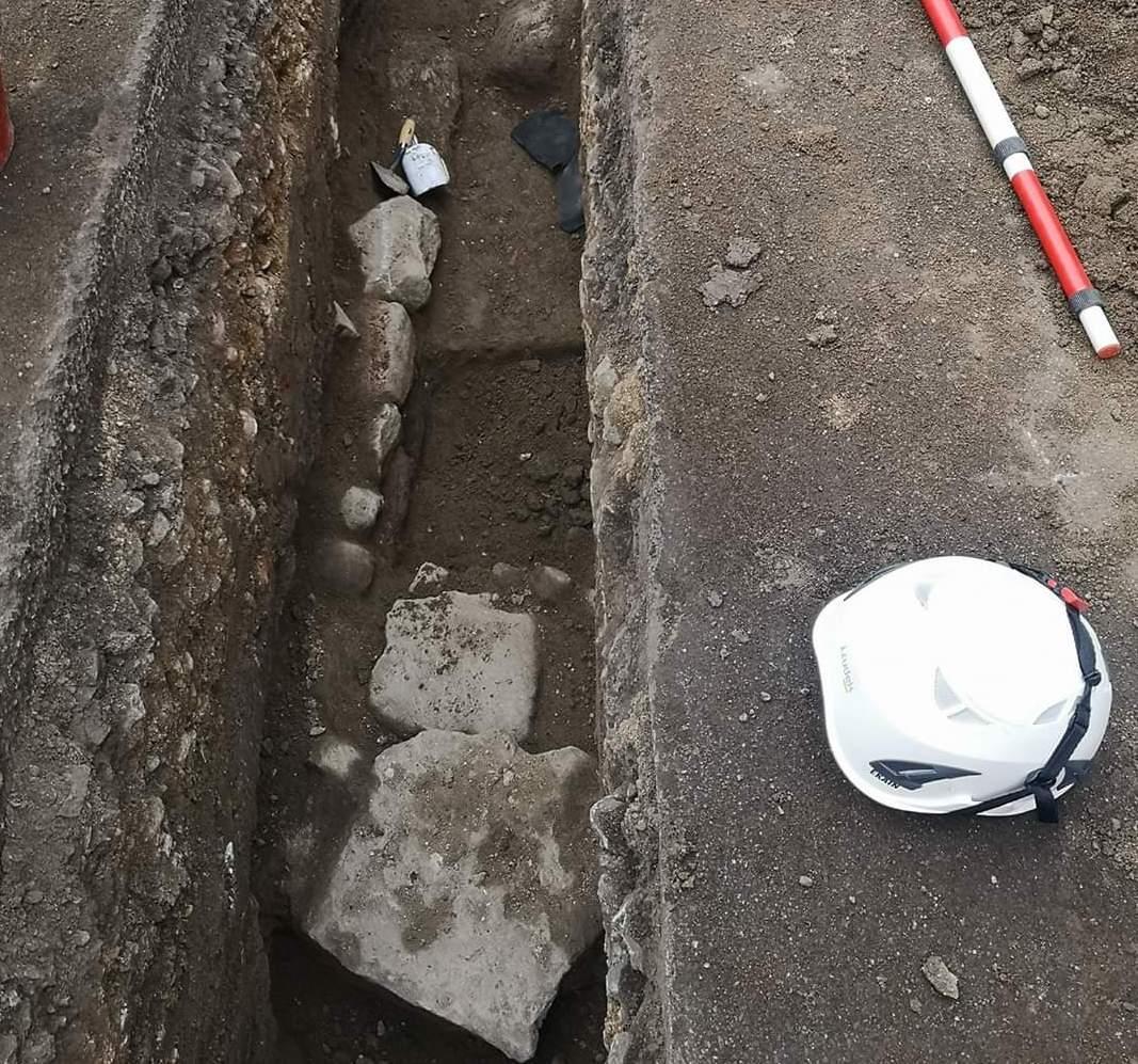 Un tratto delle mura di Othoca torna alla luce coi lavori del gas