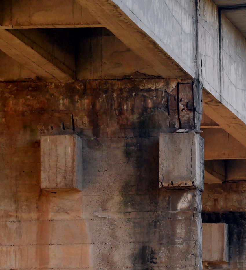 Cadono calcinacci da due cavalcavia 