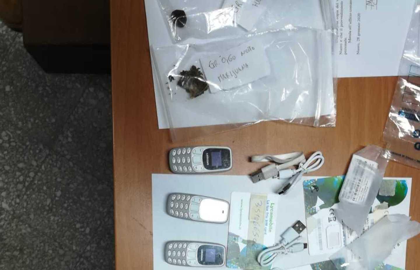 Nuoro, allarme per i micro-cellulari in carcere 