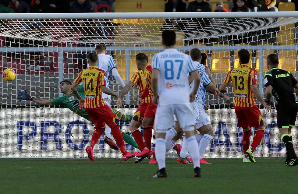 Il gol di Petagna a Lecce