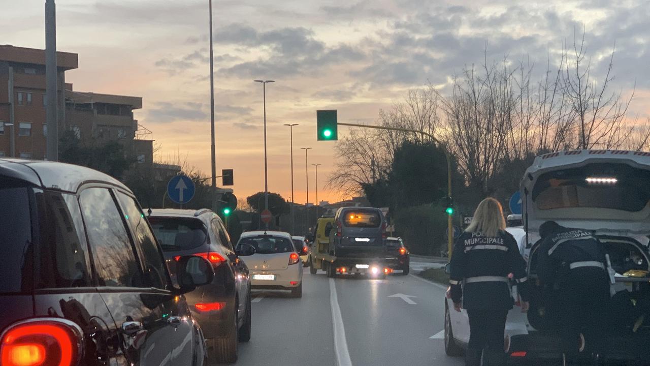 I rilievi dei vigili urbani sul luogo dell'incidente