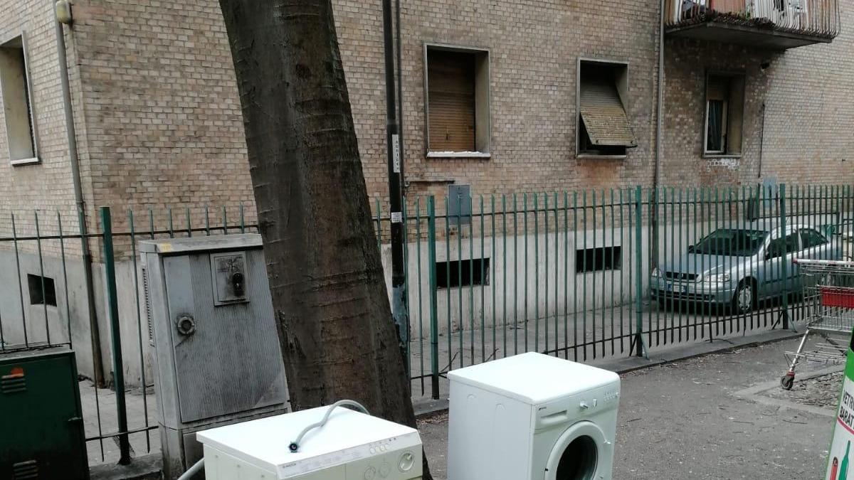 Reggio Emilia, lavatrici e rifiuti abbandonati in zona stazione