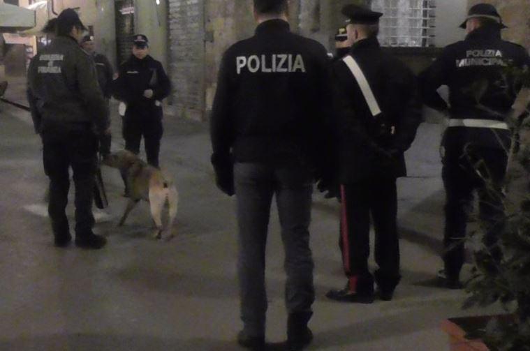 Sabato sera di sballo con alcol e droga: gli agenti sanzionano otto giovanissimi 