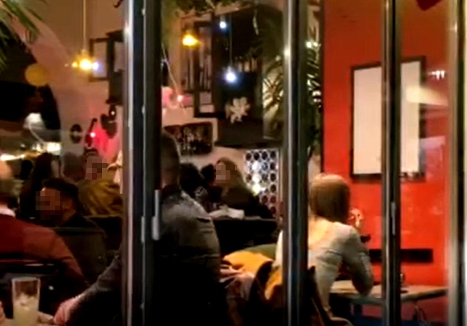 Polemiche contro il sindaco di Olbia, alla festa in ristorante intona Faccetta Nera 