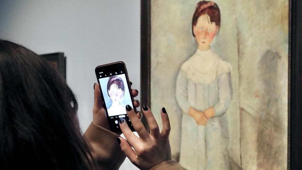 La "Bambina in azzurro" di Modì si racconta: «Le carezze di Livorno mi hanno trasformato in principessa»