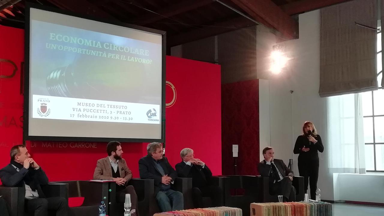 L'intervento di Annalisa Nocentini, segretaria regionale della Uil, durante il convegno al Museo del tessuto