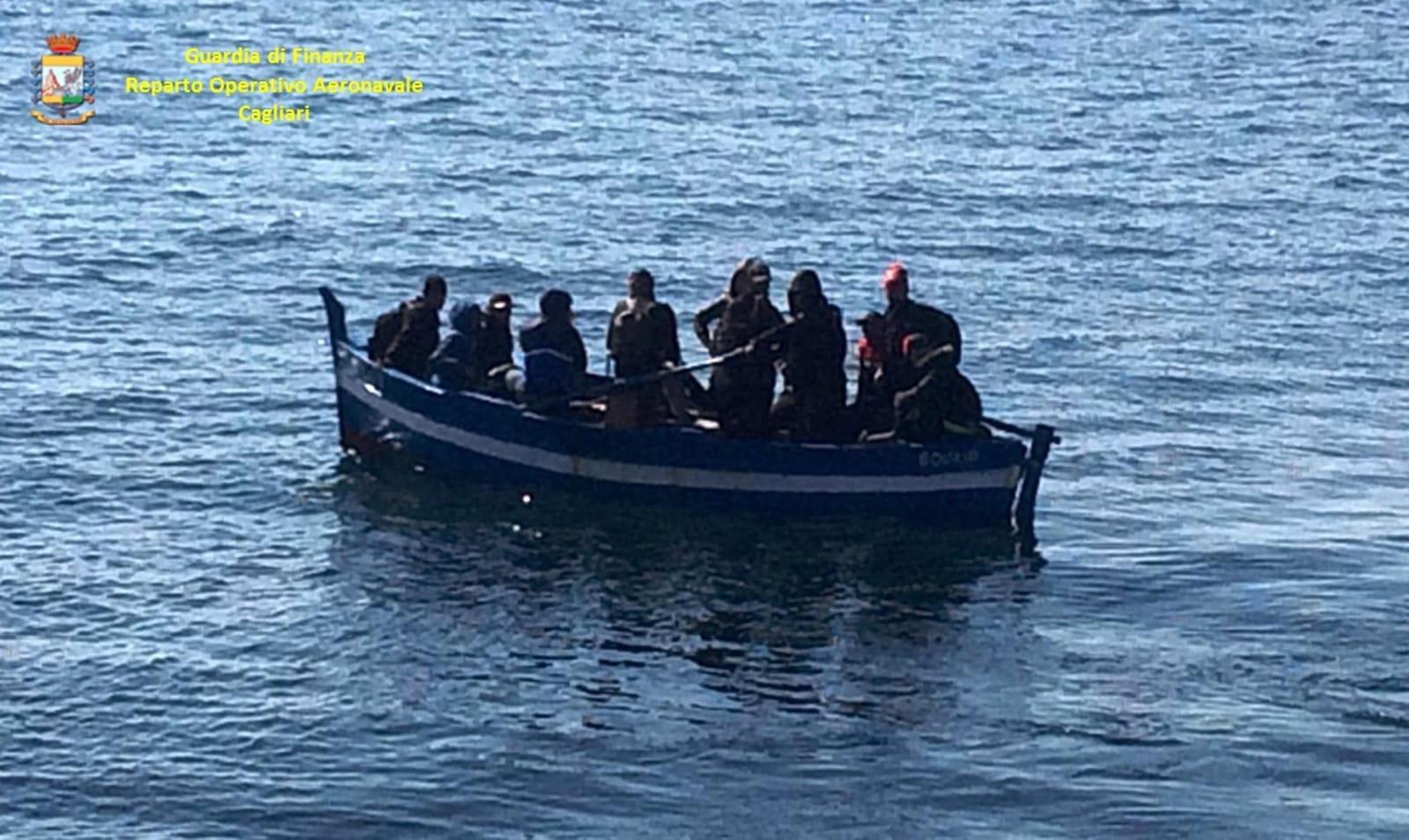 Anche un bimbo di 6 anni fra i migranti sbarcati nel sud Sardegna