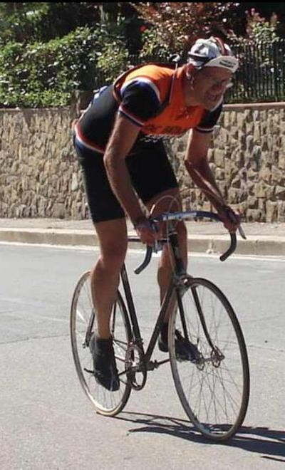 Il professor Ciani in sella alla sua bici