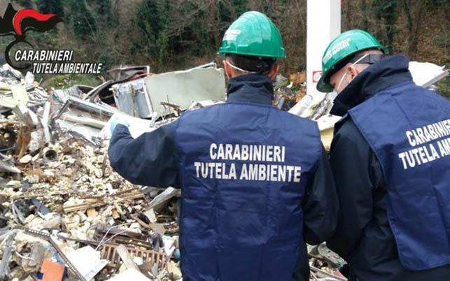 Carabinieri del Noe in una discarica abusiva, immagine di repertorio