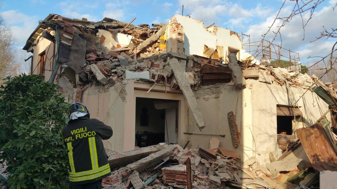Esplode una casa disabitata a Pontetetto: paura tra i residenti - Video