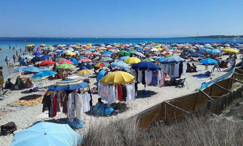 La spiaggia della Pelosa gremita di bagnanti