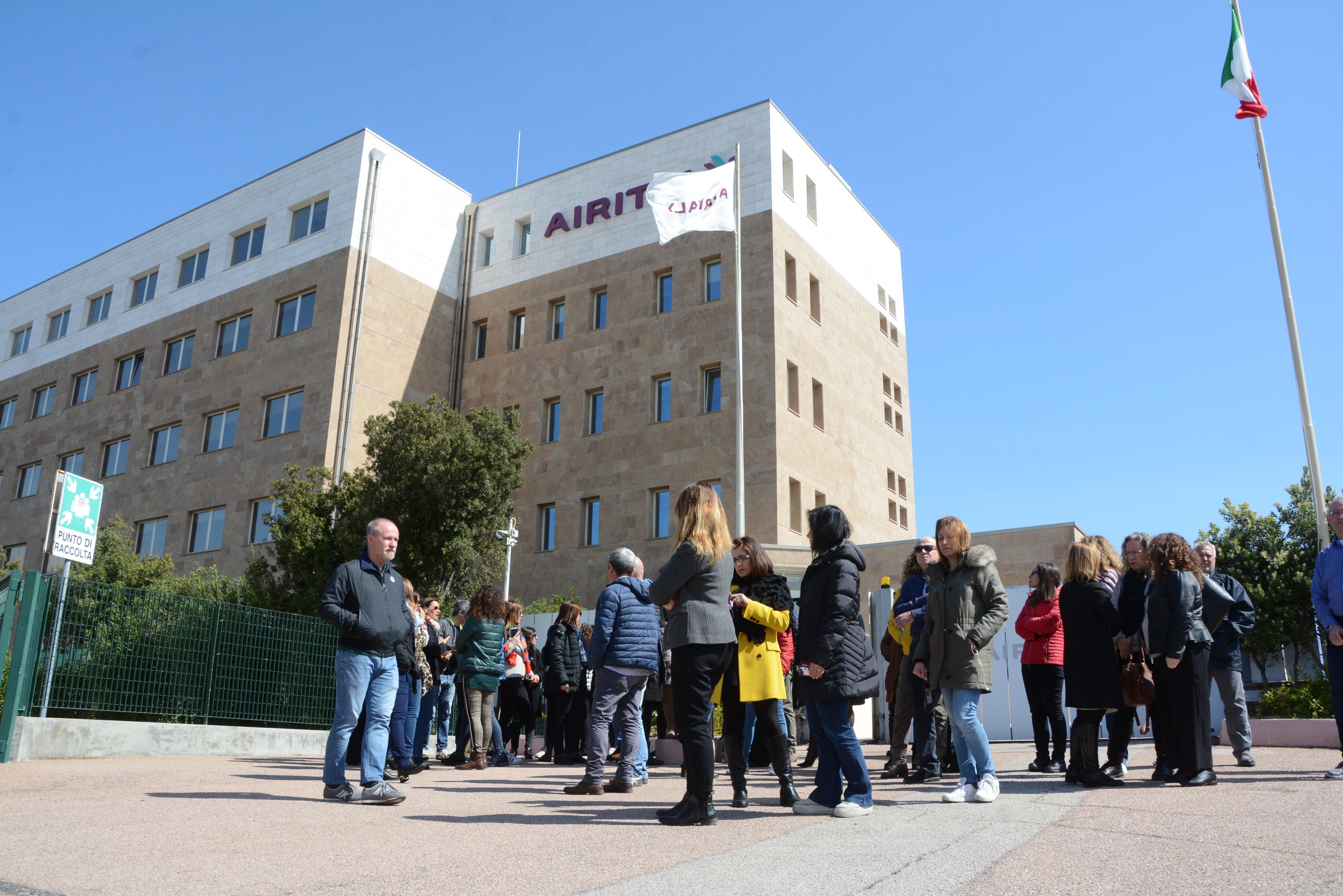 Air Italy, i lavoratori di Olbia: "Pronti alla lotta, non ci arrendiamo"