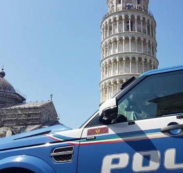Controlli di polizia in piazza Duomo a Pisa (foto d'archivio)