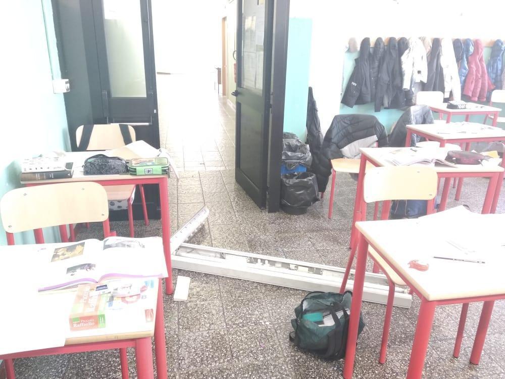 Formigine, plafoniera piomba tra i banchi degli alunni 