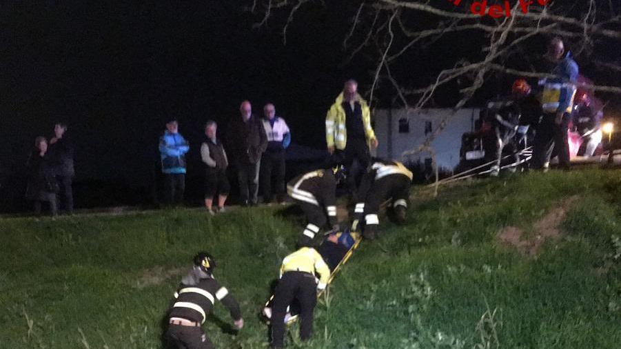 L'uomo mentre viene issato dai vigili del fuoco