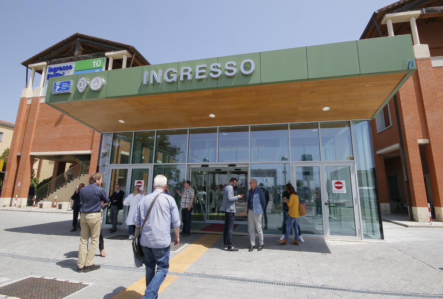 L'ingresso dell'Ospedale di Pisa (foto archivio)